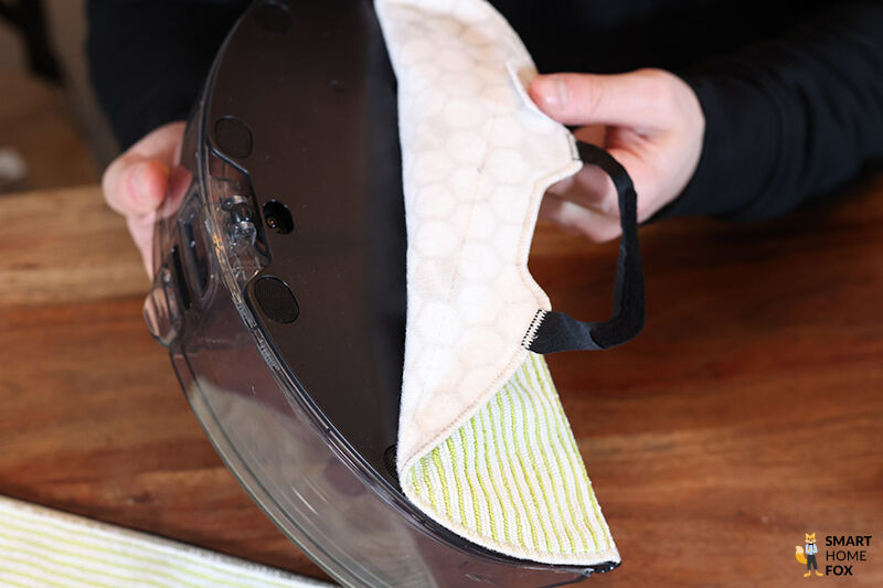 Wassertank und das Wischtuch eines Saugroboters sind zu sehen.